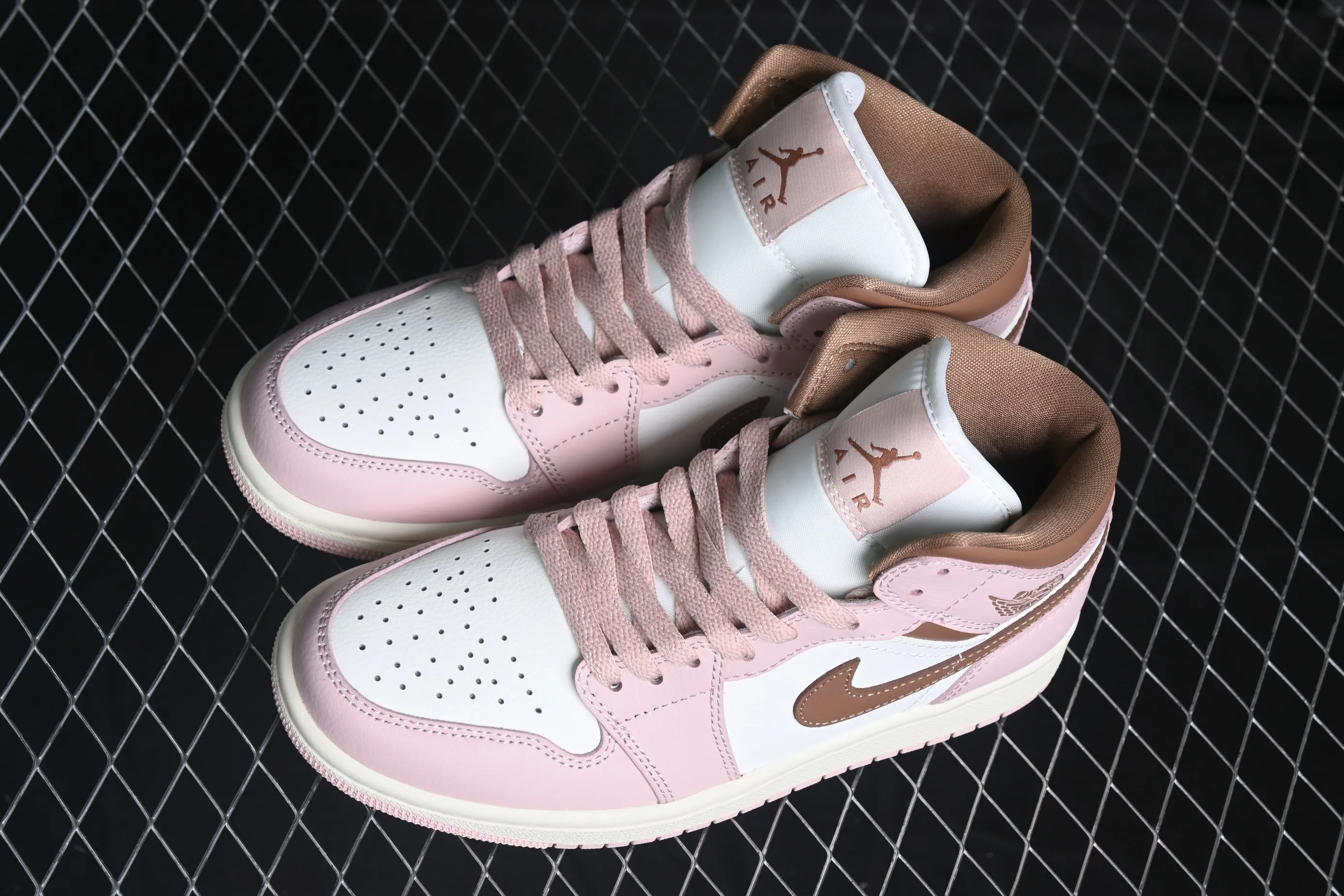 All categories Air Jordan Jordan series basketball shoes Air Jordan 1 Mid G version pure original Air Jordan 1 Mid AJ1 Joe 1 Khaki powder China basketball shoes BQ6472-620